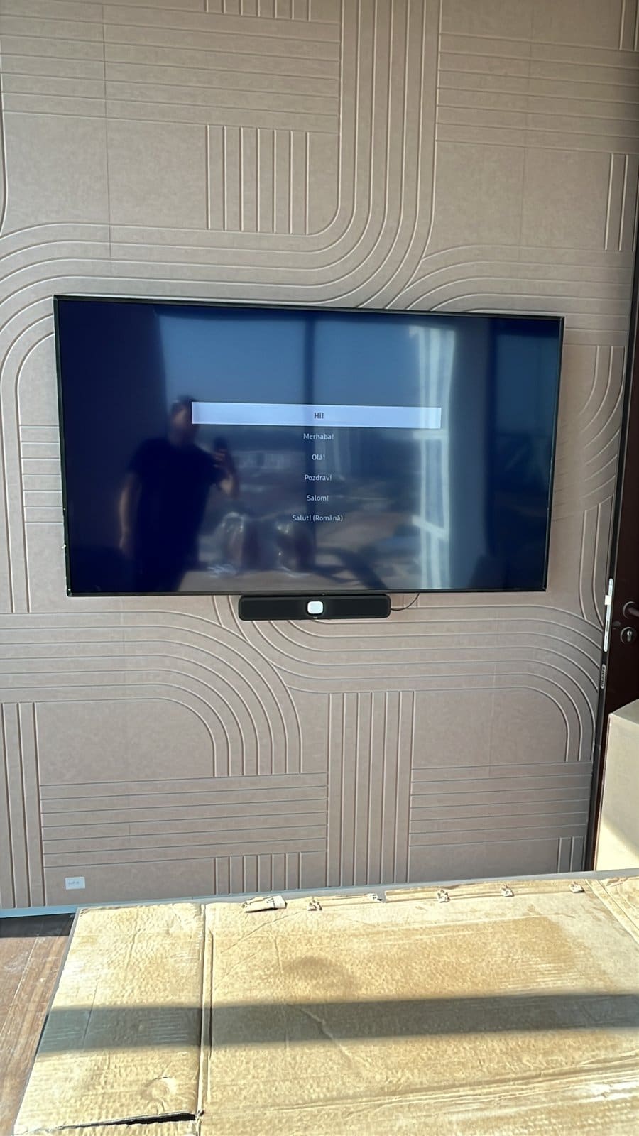טלוויזיה תלויה על קיר עם טקסטורה