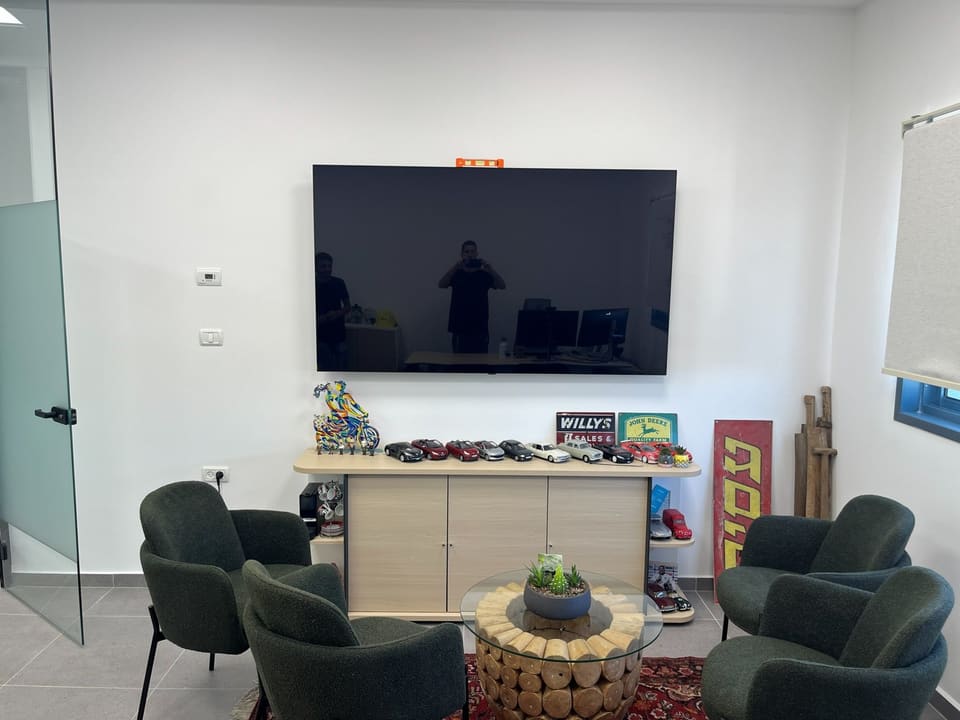 טלוויזיה תלויה, ופלס כתום מונח עליה